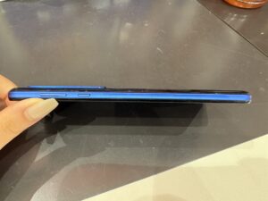バッテリー交換後、元通りに修復されたAQUOS R5G。川口市で膨張バッテリーの安全修理対応。
