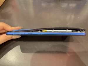 バッテリーの膨張により背面が大きく浮いてしまったAQUOS R5G。川口市でアンドロイド即日修理対応。
