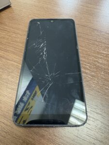 画面がひび割れたAQUOS wish3。浦和・武蔵浦和・さいたま市でデータそのまま即日修理可能。
