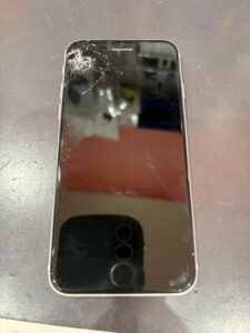 iPhone SE2の画面割れ修理前の状態（さいたま市）