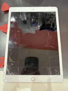 iPad第8世代のガラス割れ画面を西川口で即日修理、データそのままで対応