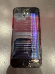 液晶破損と画面割れがひどいiPhone SE第2世代（修理前の状態）｜川口市で即日修理可能