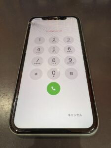 ガラスがひび割れたiPhone11の画面。戸田市でデータそのまま・バックアップ不要の即日修理対応可能。