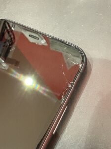 iPhone11の画面右上がひび割れた状態。戸田市で即日修理、データそのまま画面交換可能。