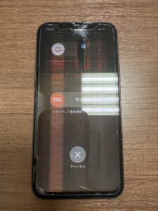 「ひび割れて液晶表示に不具合が出たiPhone11Proの画面」