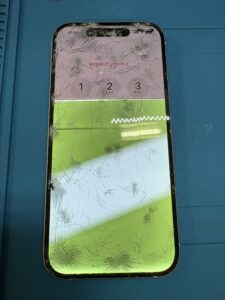 タッチ不良と液晶破損で画面が乱れたiPhone15。川口市で即日液晶修理・画面割れ修理に対応。