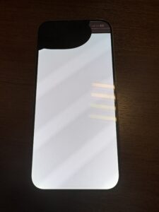 液晶漏れで画面が正常に表示されないiPhone15 Pro。浦和・さいたま市で即日液晶修理対応可能。