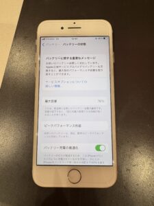 川口市でiPhone8の電池交換を即日対応している修理風景