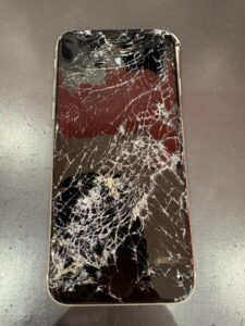 車に轢かれて画面が完全に破損し、表示も操作もできないiPhone SE第3世代。川口市で重度損傷でも修理対応可能。