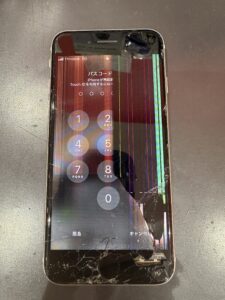 液晶に縦線が入り画面割れしたiPhoneSE第3世代。戸田市で即日液晶修理、データそのままで対応可能。