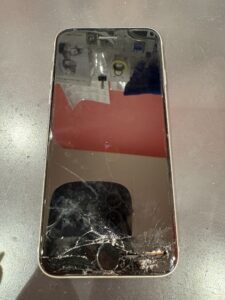 画面割れと液晶漏れで表示不良を起こしたiPhone SE 第3世代。川口市でデータそのまま即日修理対応。