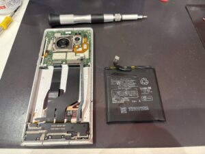 Leitz Phone1のスマートフォンをデータそのままでバッテリー交換している作業の様子