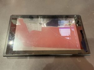 「液晶が破損し画面が正常に映らないNintendo Switchの修理前の状態」