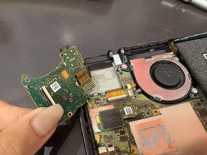 Nintendo Switchのゲームカードスロット基板交換修理の様子。川口でSwitchソフト読み込み不良の基板修理対応。