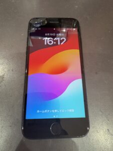 iPhone SE3の画面修理後、液晶が正常に表示され操作もスムーズに復活した状態。