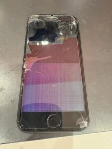 iPhone SE 第3世代の液晶画面が割れて操作不可の状態。川口市で即日修理対応可能。