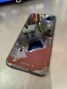 iPhone SE第3世代の画面が割れてしまった状態、即日で川口市にて修理対応可能な様子