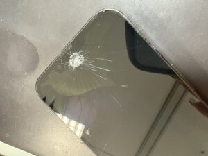 さいたま市でiPhone13Proの画面割れと液晶漏れを即日修理した端末の写真