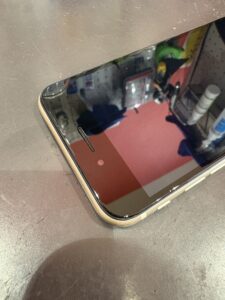 画面修理後のiPhone SE 第3世代、綺麗に復元された状態