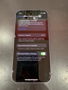 「iPhone12 miniの電池交換作業。バッテリー劣化による最大容量低下を即日で改善、川口市・戸田市・蕨市対応。」