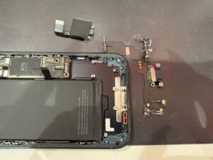 iPhone14の充電不良を修理中の画像（川口市）