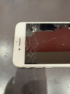 画面が激しく割れたiPhone8の修理前の状態