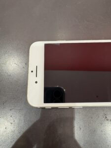 画面修理後のiPhone8。傷一つなく美しく復活