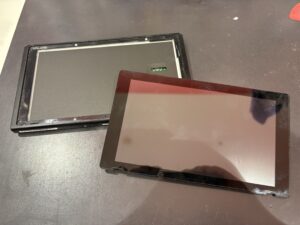 　「任天堂スイッチの液晶パネルを分解・交換作業中の様子。戸田市・蕨市からも来店多数。」