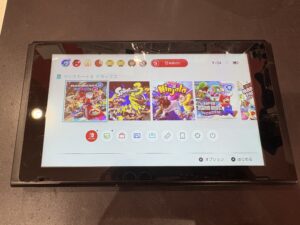 　「液晶修理後、正常に表示されているNintendo Switchの画面。マリオカート8などのソフトが映っている。」

