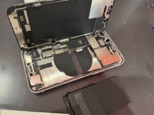 「iPhone13 miniバッテリー交換中の様子。内部のバッテリーを取り外して新しいものを取り付ける工程。」
