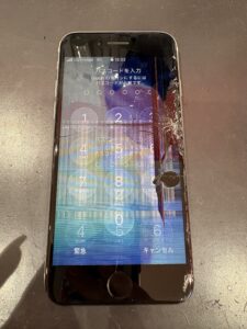 液晶が破損し縦線と黒いシミが表示されタッチ操作ができないiPhone SE第3世代の修理前状態