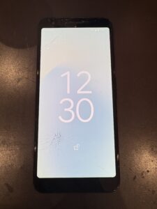 「Google Pixel3aの液晶が破損し、画面にヒビと表示不良がある端末の状態」