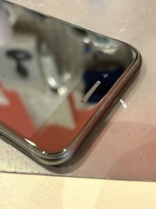 ガラス割れが綺麗に修復され、正常に使える状態に戻ったiPhone SE第3世代のフロント画面。川口市での修理後の状態