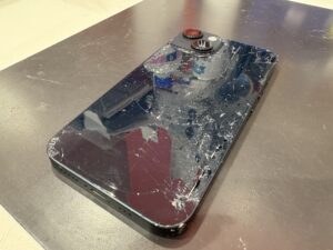 「背面ガラスが大きく割れているiPhone14の修理前の状態。戸田市よりご依頼。」
