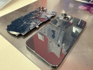 「割れた背面パーツを取り外し、背面ガラス修理が完了したiPhone14。戸田市のお客様。」
