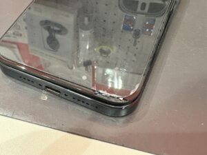 iPhone15 Pro Max の画面左下が大きく欠けてガラスが割れている状態の写真