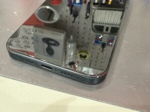 iPhone15 Pro Max の画面修理完了後、きれいに表示されている状態の写真