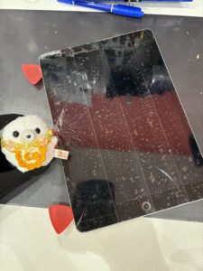 画面全体にヒビが入ったiPad第9世代。上部のガラス割れが特に深く、破片が広がっている状態