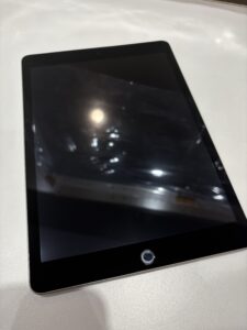 ガラス交換後のiPad第9世代。画面が新品同様に綺麗になり、操作も問題なく復旧している様子