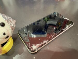 画面全体が割れているiPhone SE第2世代の修理前状態
