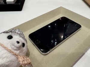 画面交換後でキレイに復旧したiPhone SE第2世代の修理完了状態