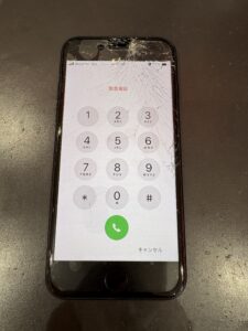 「画面上部がひび割れし、ガラスが欠けたiPhone SE第3世代の修理前の状態」
