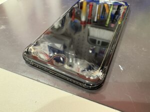 iPhone SE第3世代の画面割れ状態。ホームボタン付近のガラスが大きく欠け操作しづらい状態。川口市より即日修理依頼。