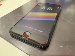 iPhone SE第3世代のガラス割れ修理後。ホームボタン周りもきれいに復旧し、即日修理でデータそのままお返し完了。