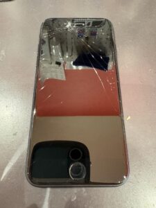 画面がひび割れたiPhone SE第3世代の修理前の状態。川口市で即日対応のガラス割れ修理。
