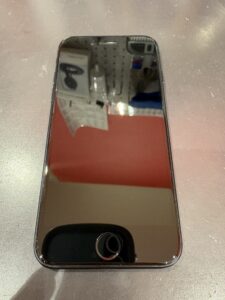 画面が綺麗に修理されたiPhone SE第3世代のアフター写真。ガラス割れを即日修理した状態。
