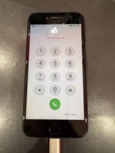 「画面交換後、表示がきれいに復旧したiPhone SE第3世代の修理完了状態」
