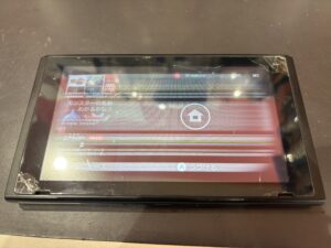 Nintendo Switchの液晶が破損し、画面に横線や表示不良が出ている修理前の状態（川口市のお客様ご依頼）

