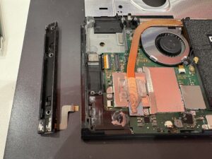 Nintendo Switch有機ELモデルの内部、破損したスライドレールが外れた状態