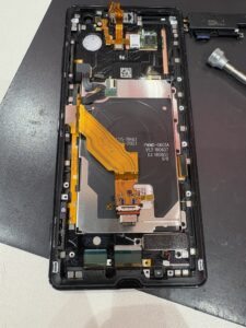 Xperia XZ3の内部基板と取り外した充電口パーツの状態を写した写真